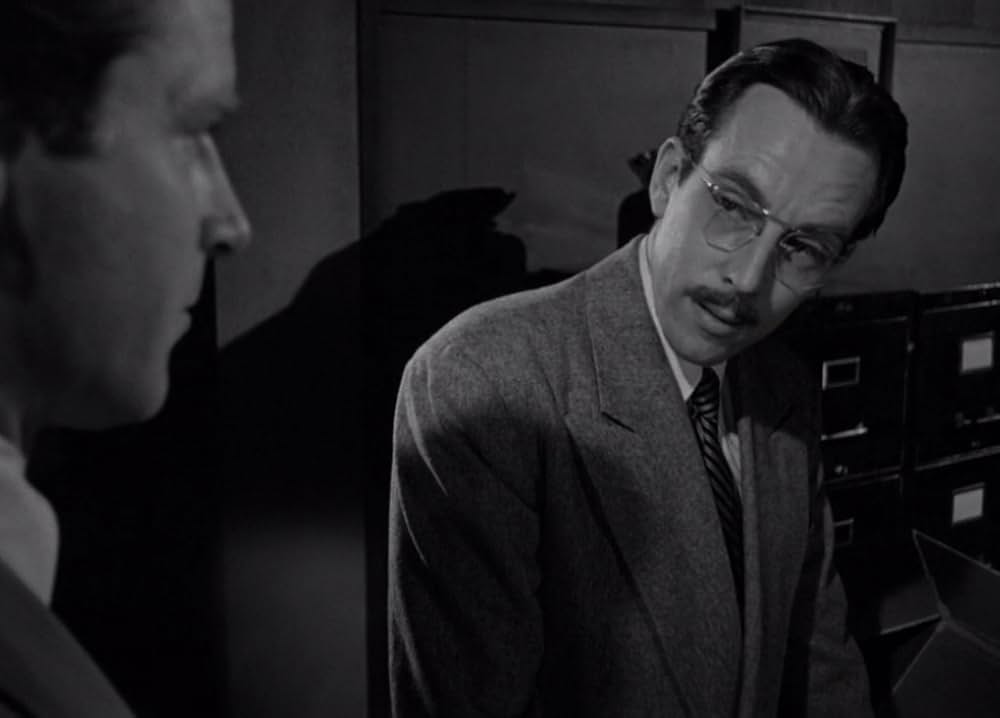 夜歩く男の画像