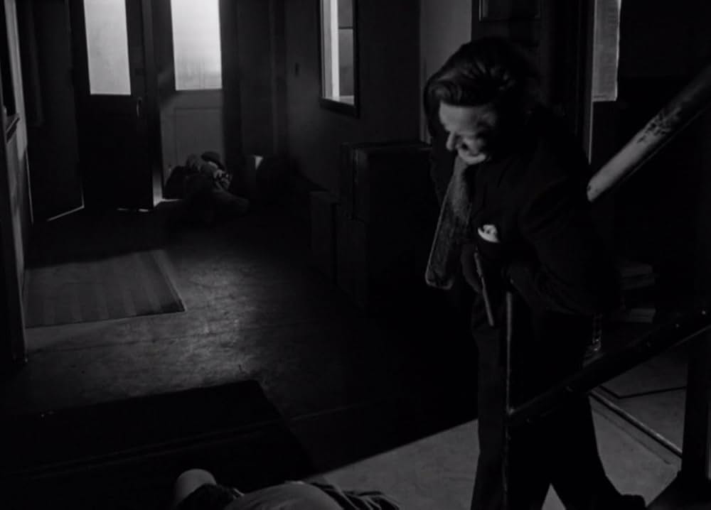 夜歩く男の画像