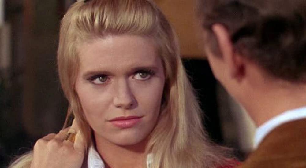 屋根の上の赤ちゃんの画像