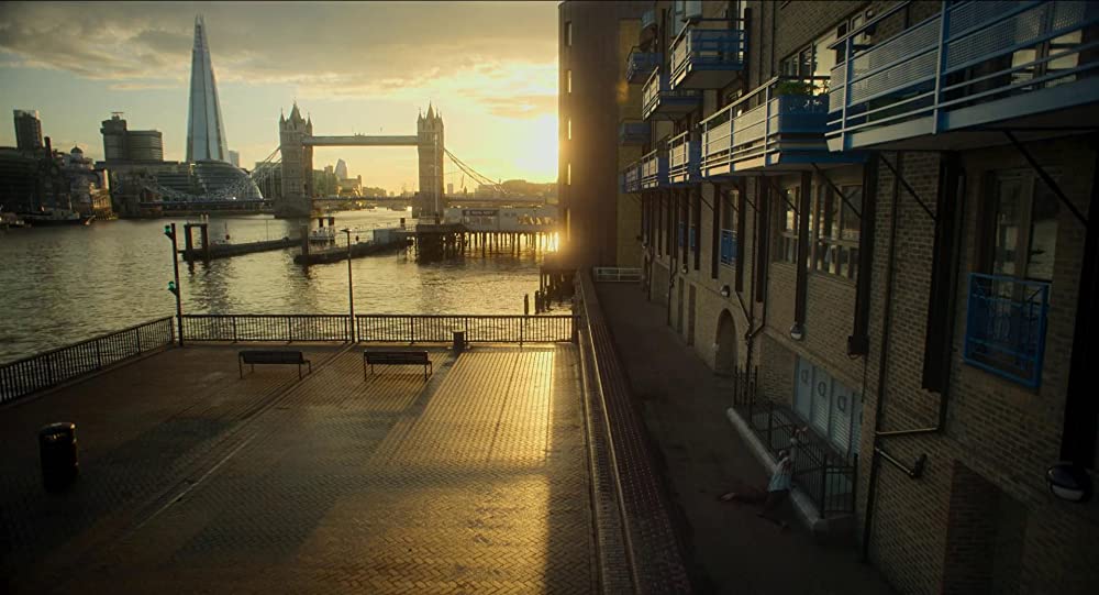 MEN 同じ顔の男たちの画像