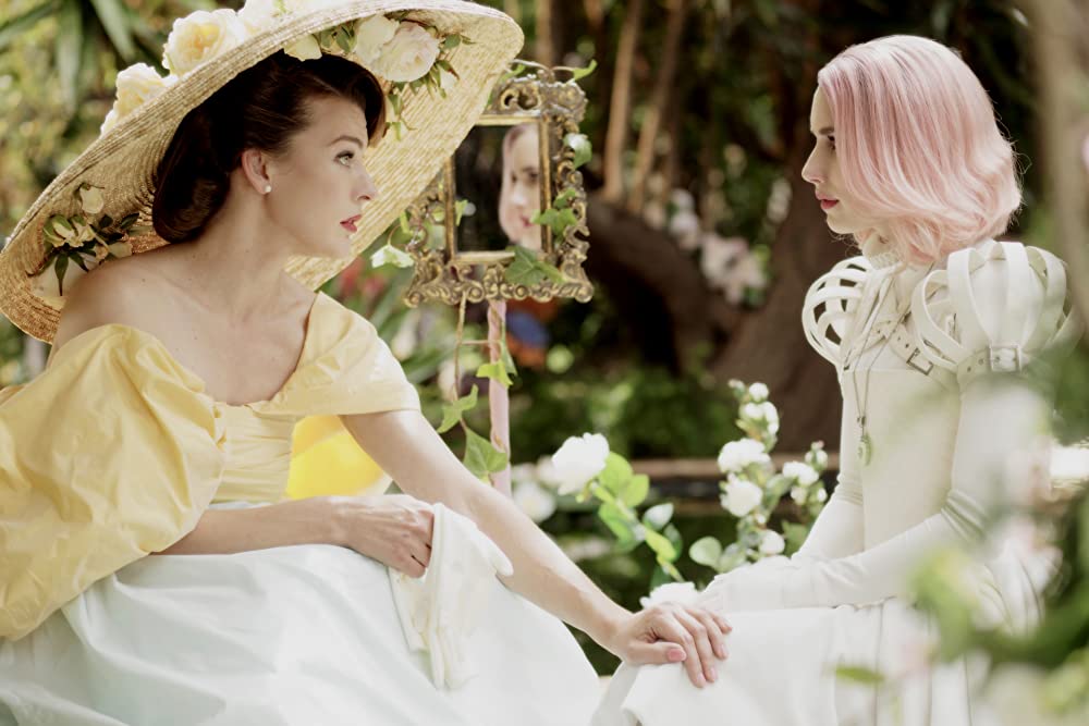 「パラダイス・ヒルズ」ミラ・ジョボビッチ & エマ・ロバーツの画像