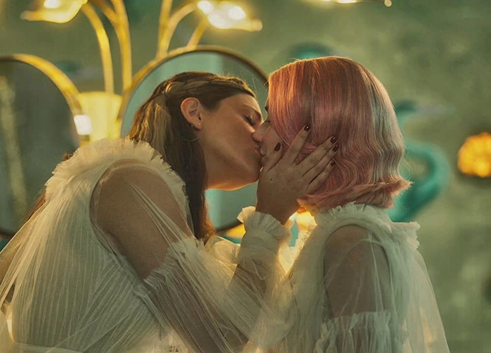 「パラダイス・ヒルズ」エマ・ロバーツ & エイザ・ゴンザレスの画像