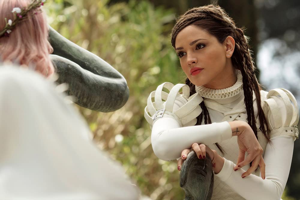 「パラダイス・ヒルズ」エマ・ロバーツ & エイザ・ゴンザレスの画像