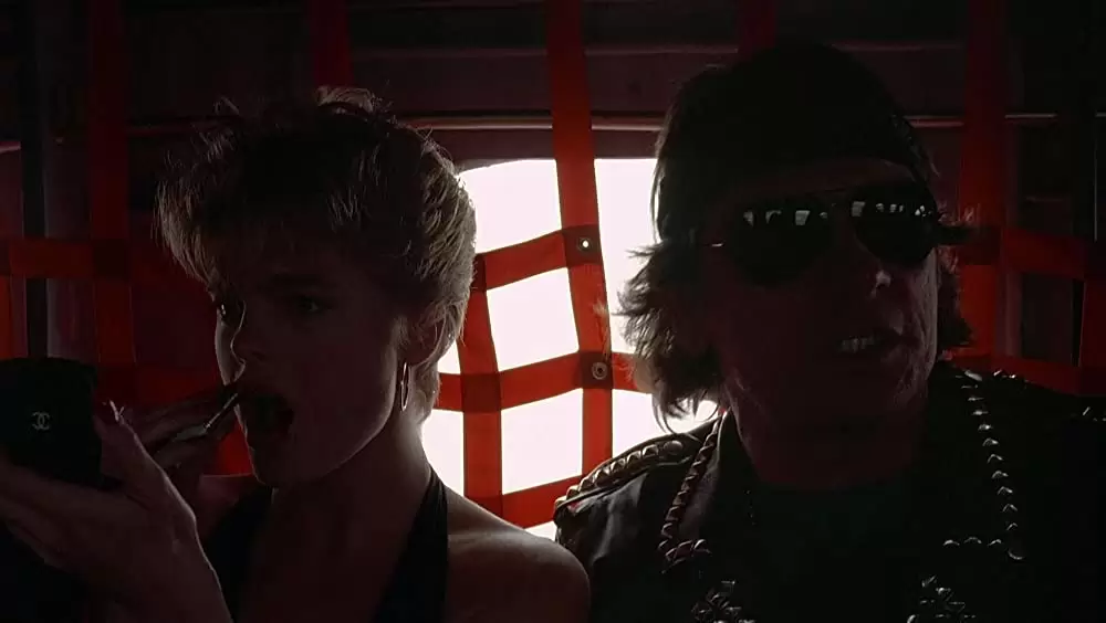 「沈黙の戦艦」エリカ・エレニアック & トミー・リー・ジョーンズの画像