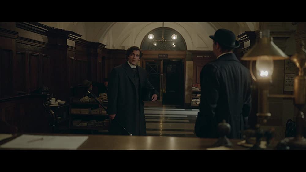 「エノーラ・ホームズの事件簿2」デビッド・シューリス & ヘンリー・カビルの画像