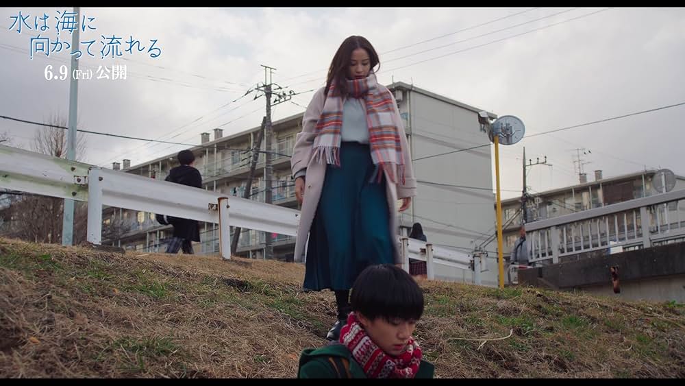 水は海に向かって流れるの画像