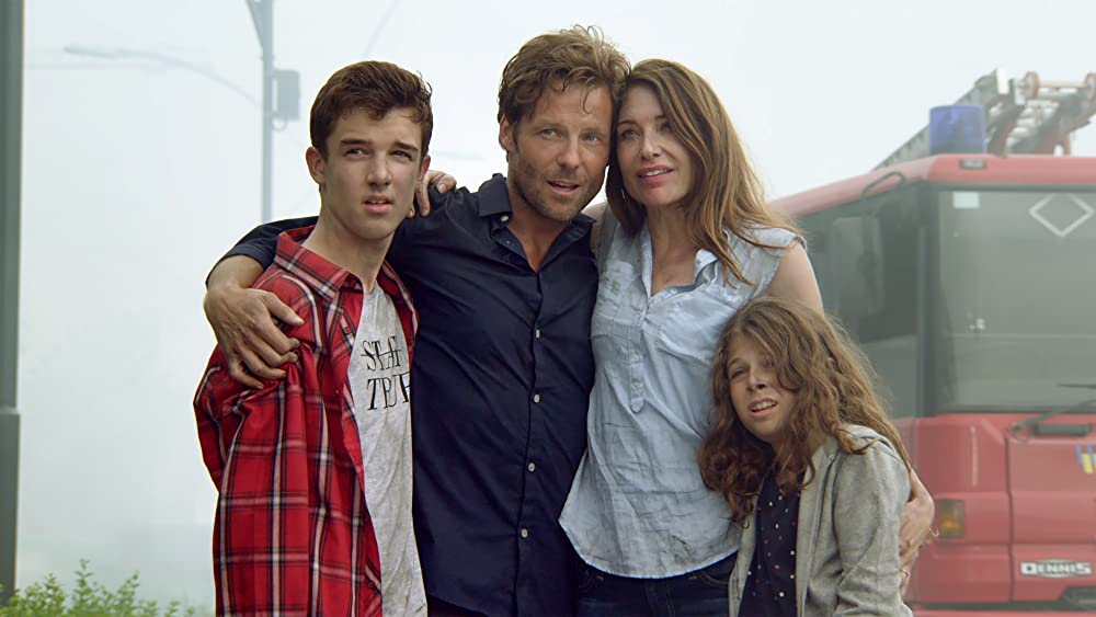 「タワーリング・ダウン」クレア・フォーラニ & ジェイミー・バンバーの画像