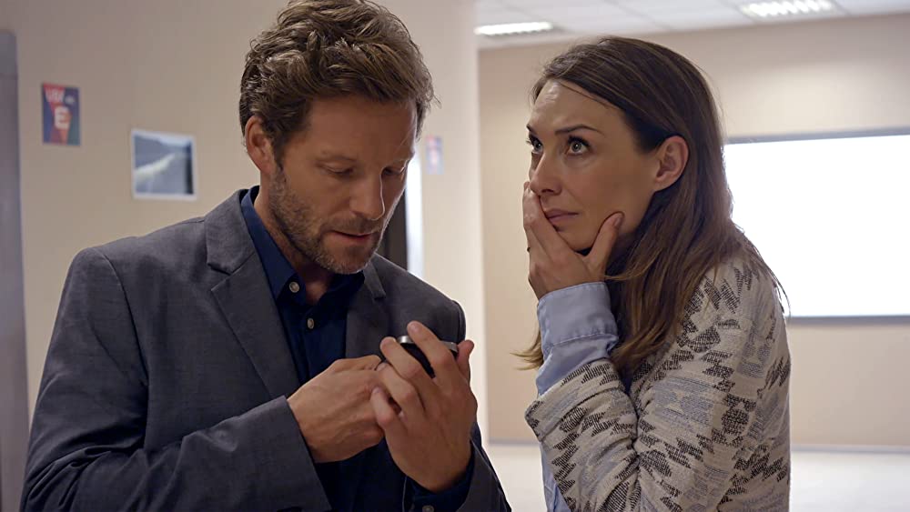 「タワーリング・ダウン」クレア・フォーラニ & ジェイミー・バンバーの画像