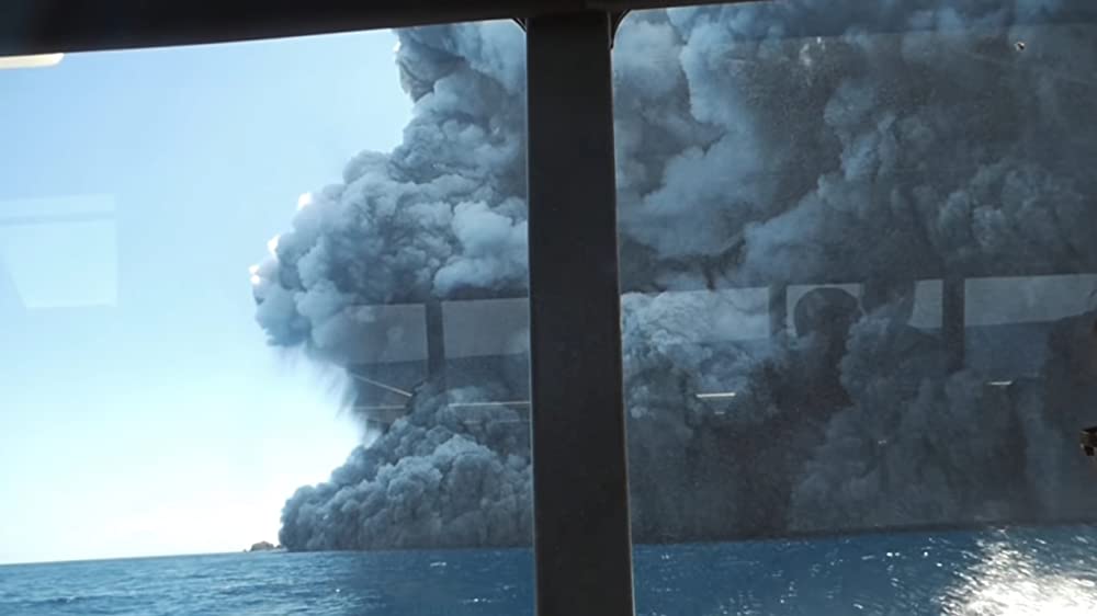 噴火山 ファカアリ島、緊迫の救出劇の画像