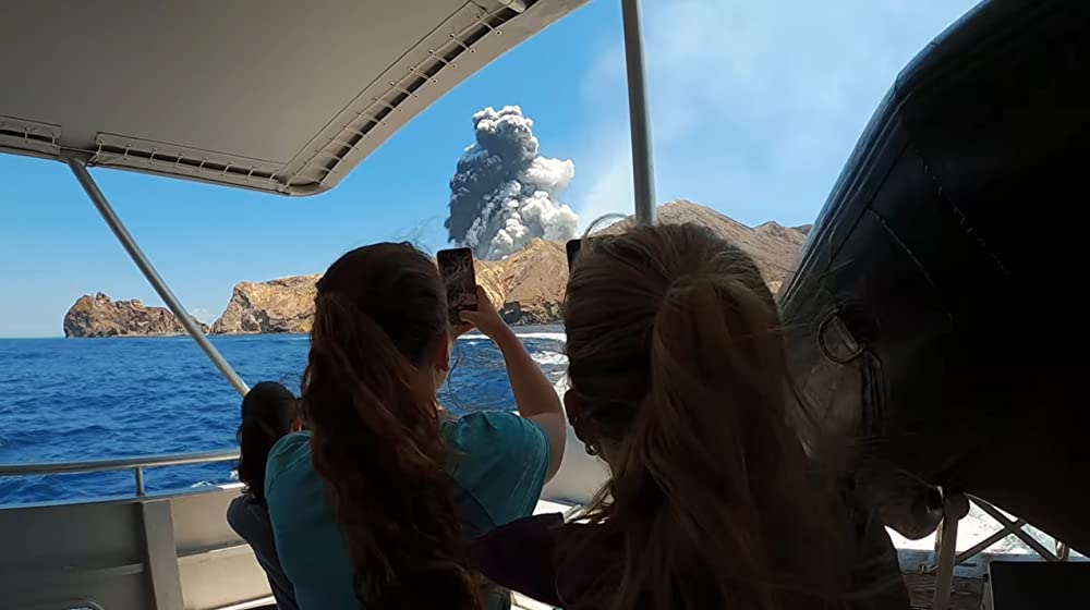 噴火山 ファカアリ島、緊迫の救出劇の画像