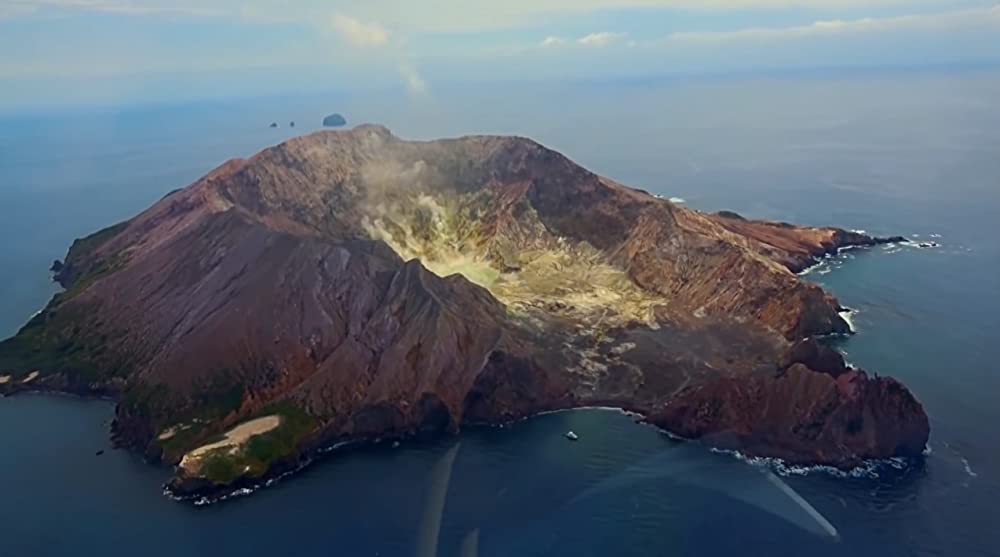 噴火山 ファカアリ島、緊迫の救出劇の画像