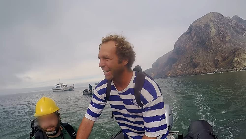 噴火山 ファカアリ島、緊迫の救出劇の画像