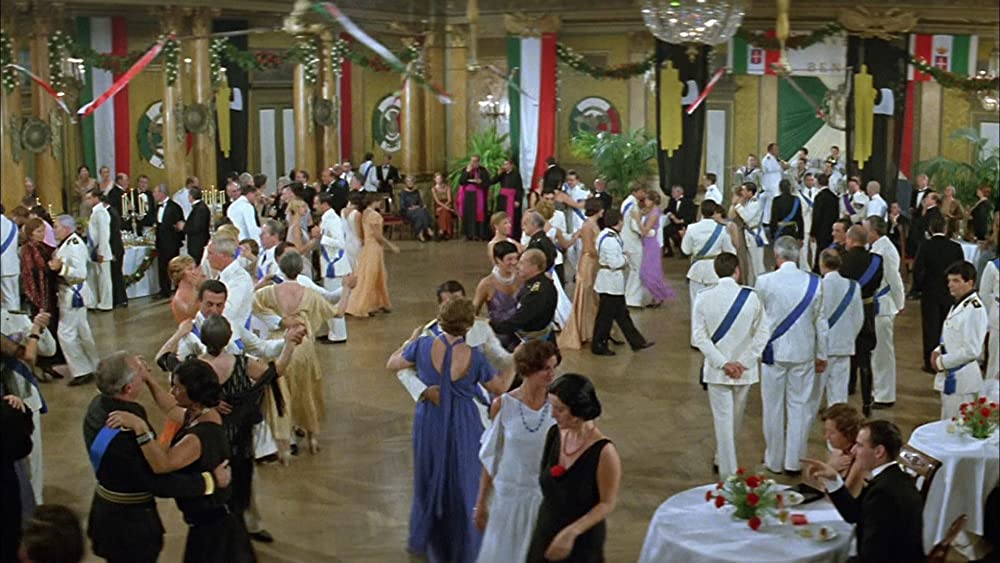 砂漠のライオンの画像