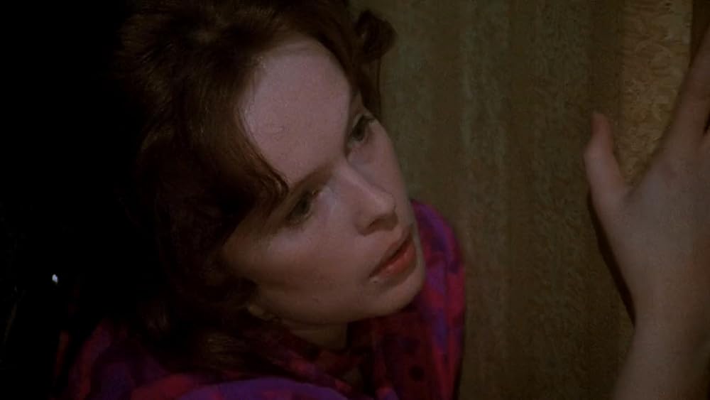 「雨にぬれた舗道」サンディ・デニスの画像