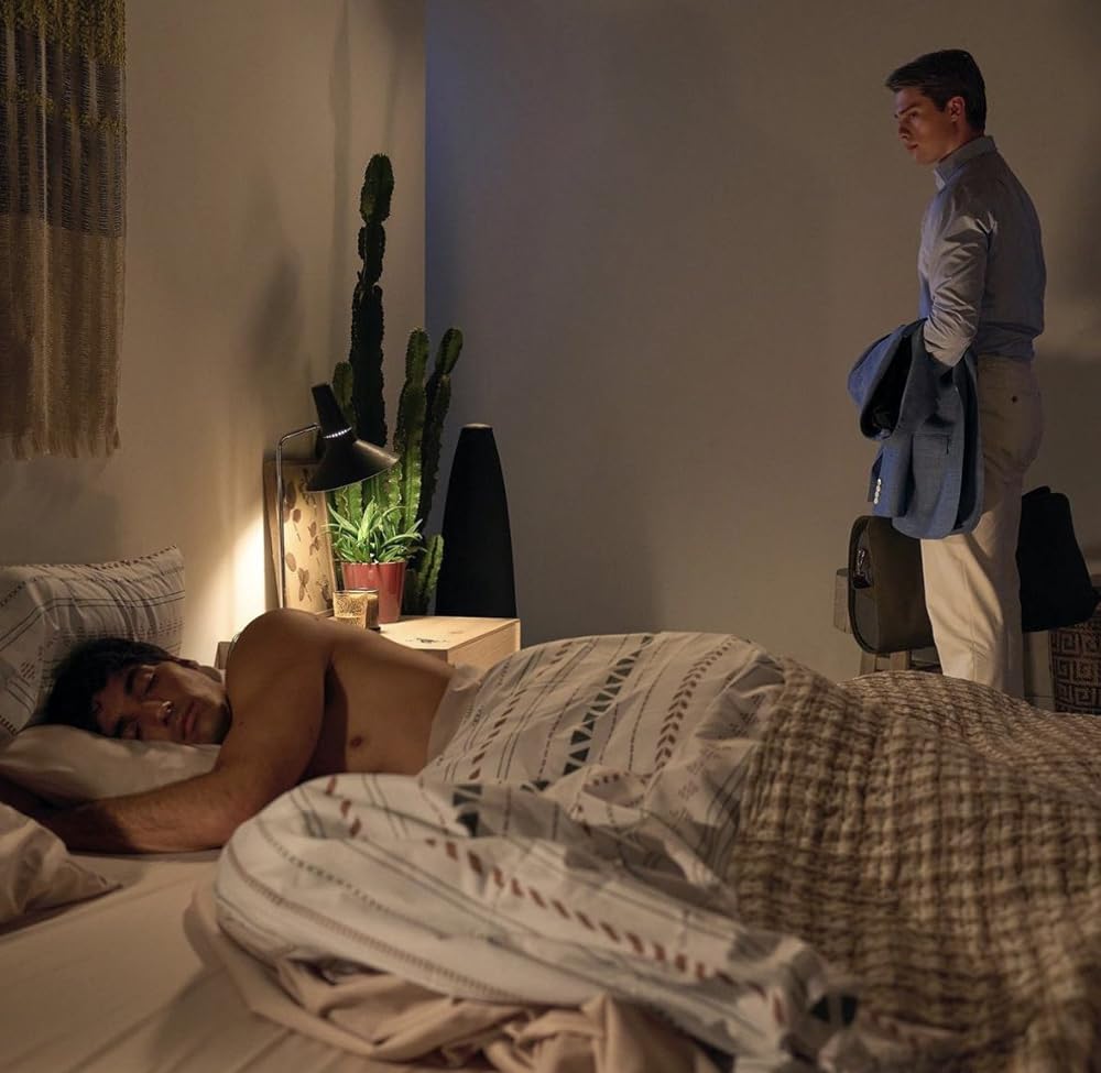 赤と白とロイヤルブルーの画像