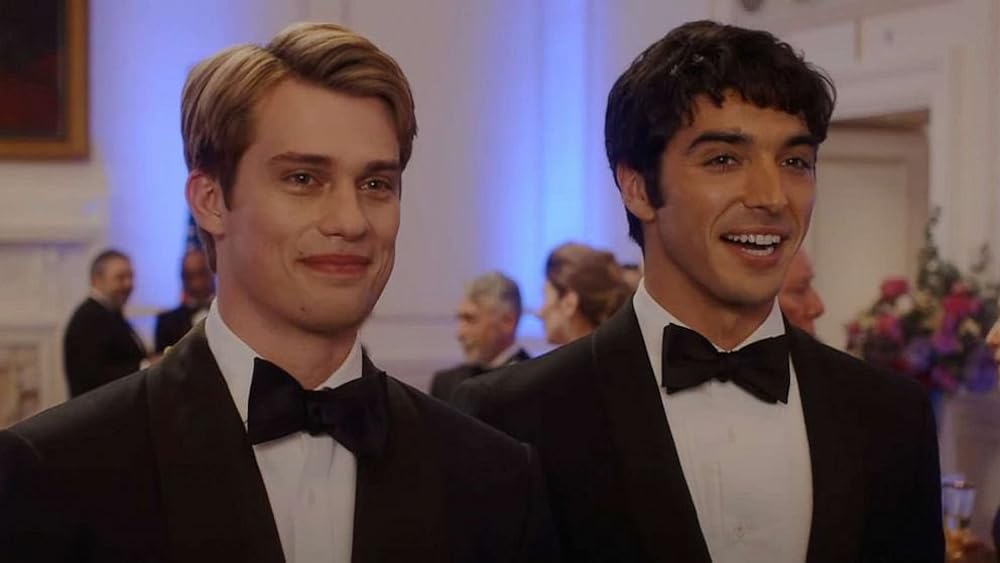 赤と白とロイヤルブルーの画像