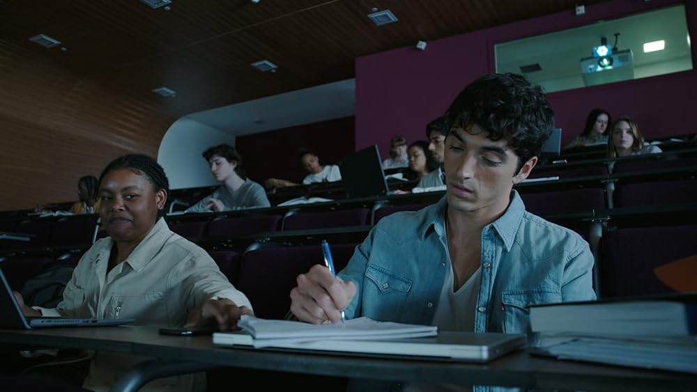 赤と白とロイヤルブルーの画像