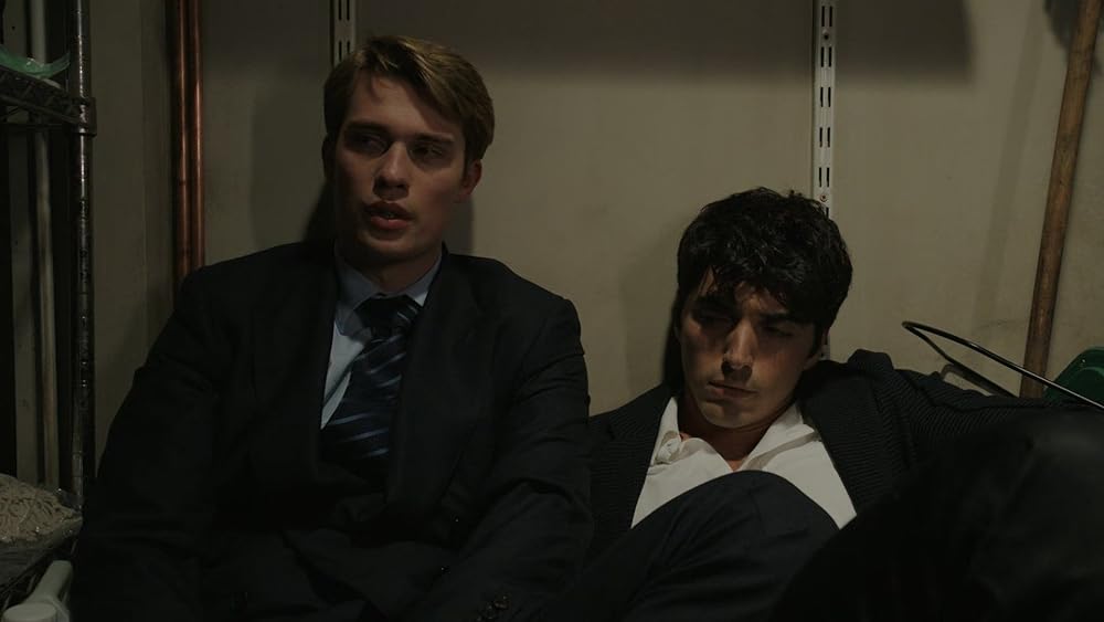 赤と白とロイヤルブルーの画像