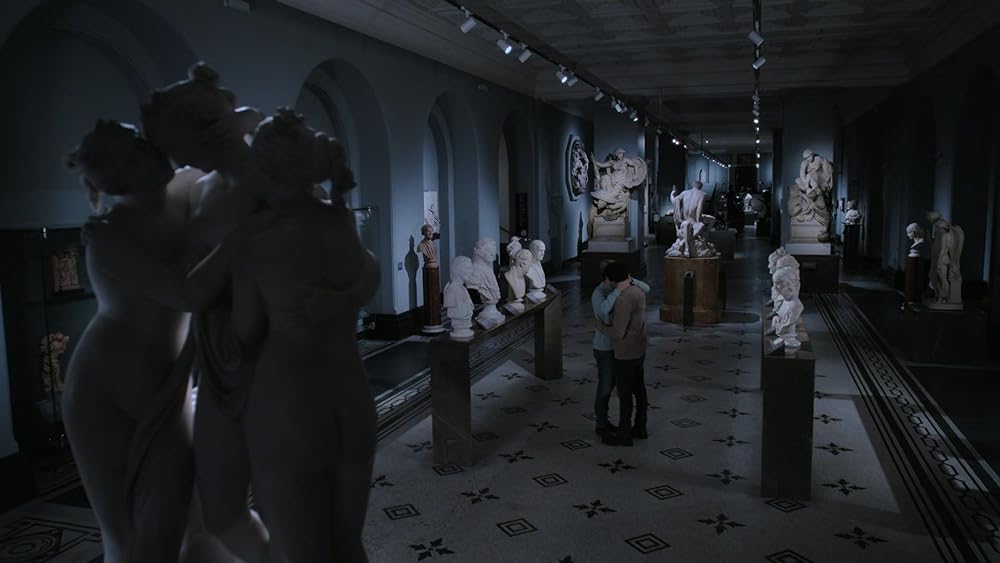 赤と白とロイヤルブルーの画像