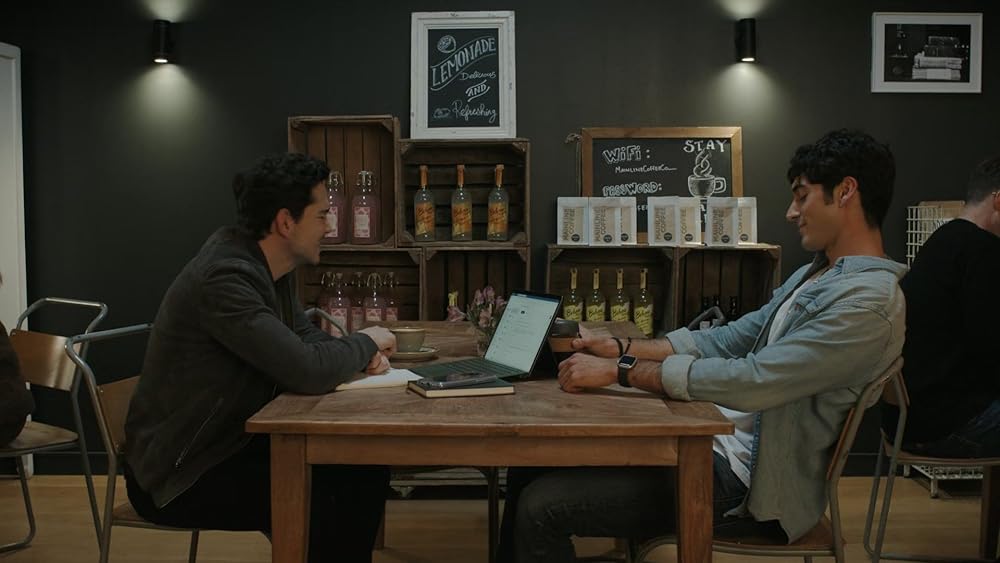 赤と白とロイヤルブルーの画像