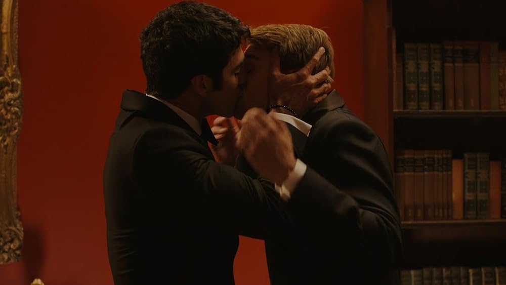 赤と白とロイヤルブルーの画像