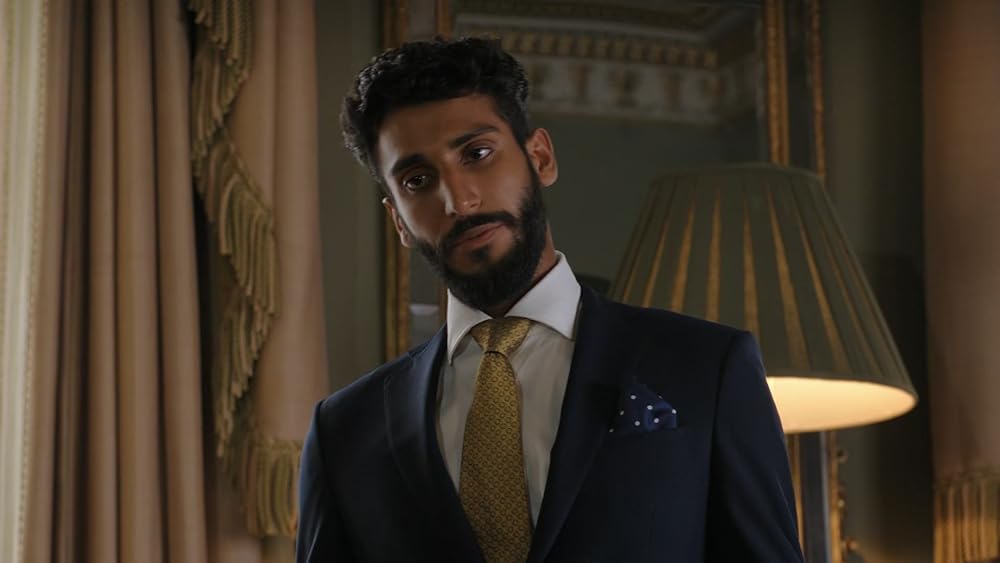 赤と白とロイヤルブルーの画像