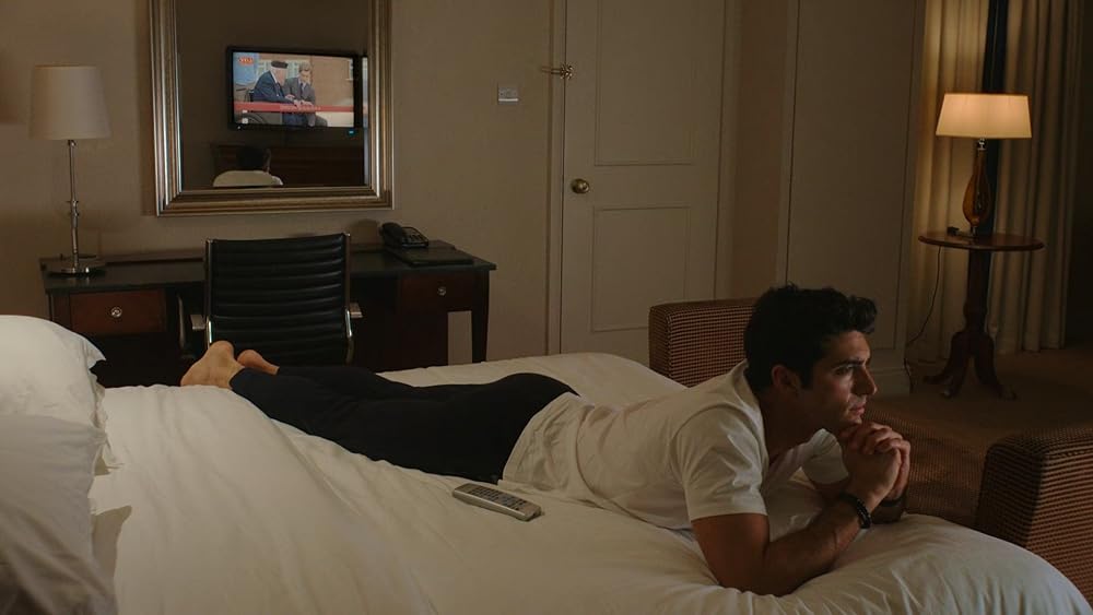 赤と白とロイヤルブルーの画像