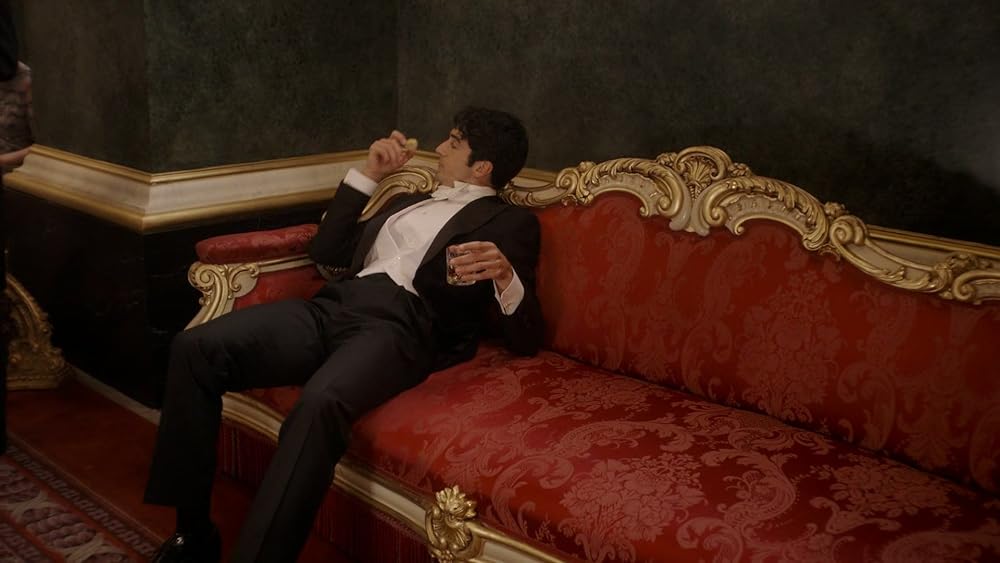 赤と白とロイヤルブルーの画像