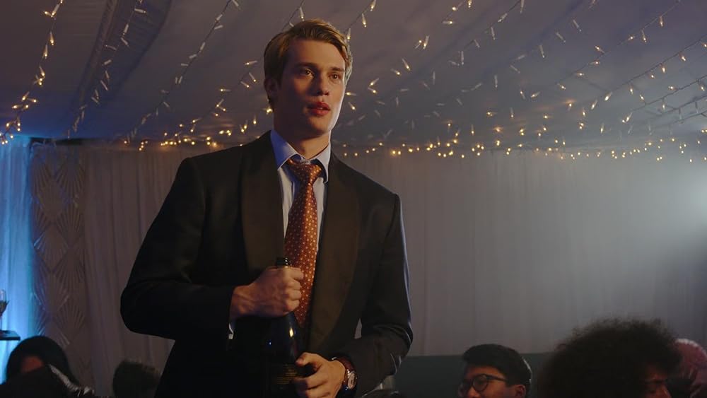 赤と白とロイヤルブルーの画像