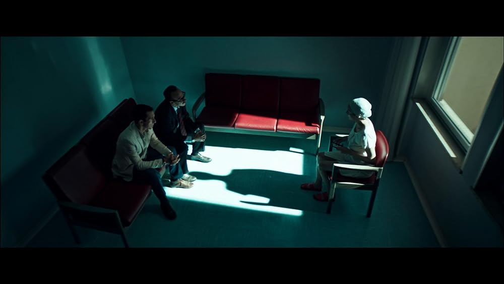 「ダークグラス」イレニア・パストレッリの画像