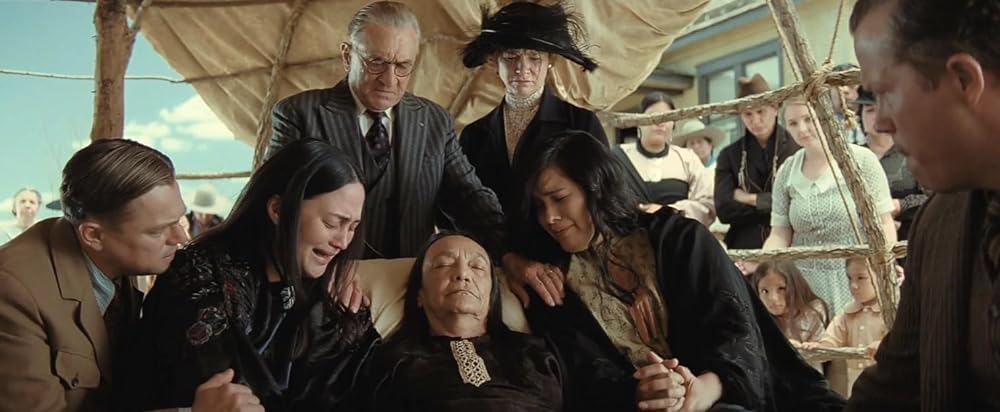 「キラーズ・オブ・ザ・フラワームーン」ロバート・デ・ニーロ & レオナルド・ディカプリオ & タントゥー・カーディナル & リリー・グラッドストーンの画像