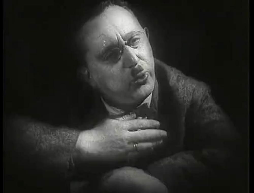 帽子箱を持った少女の画像