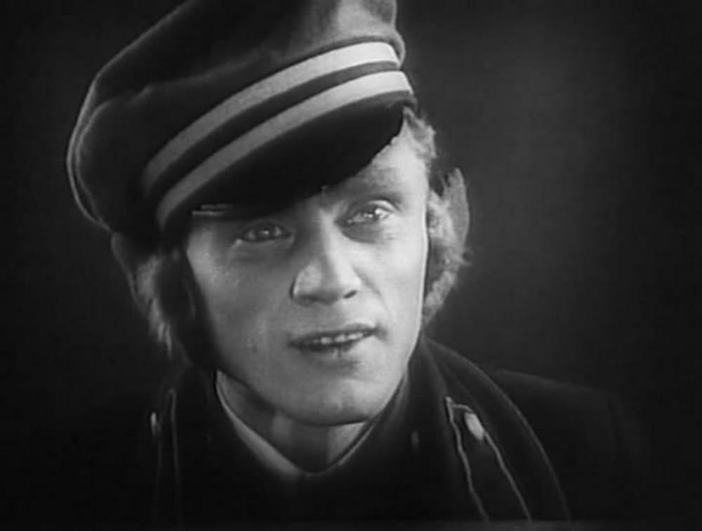 帽子箱を持った少女の画像