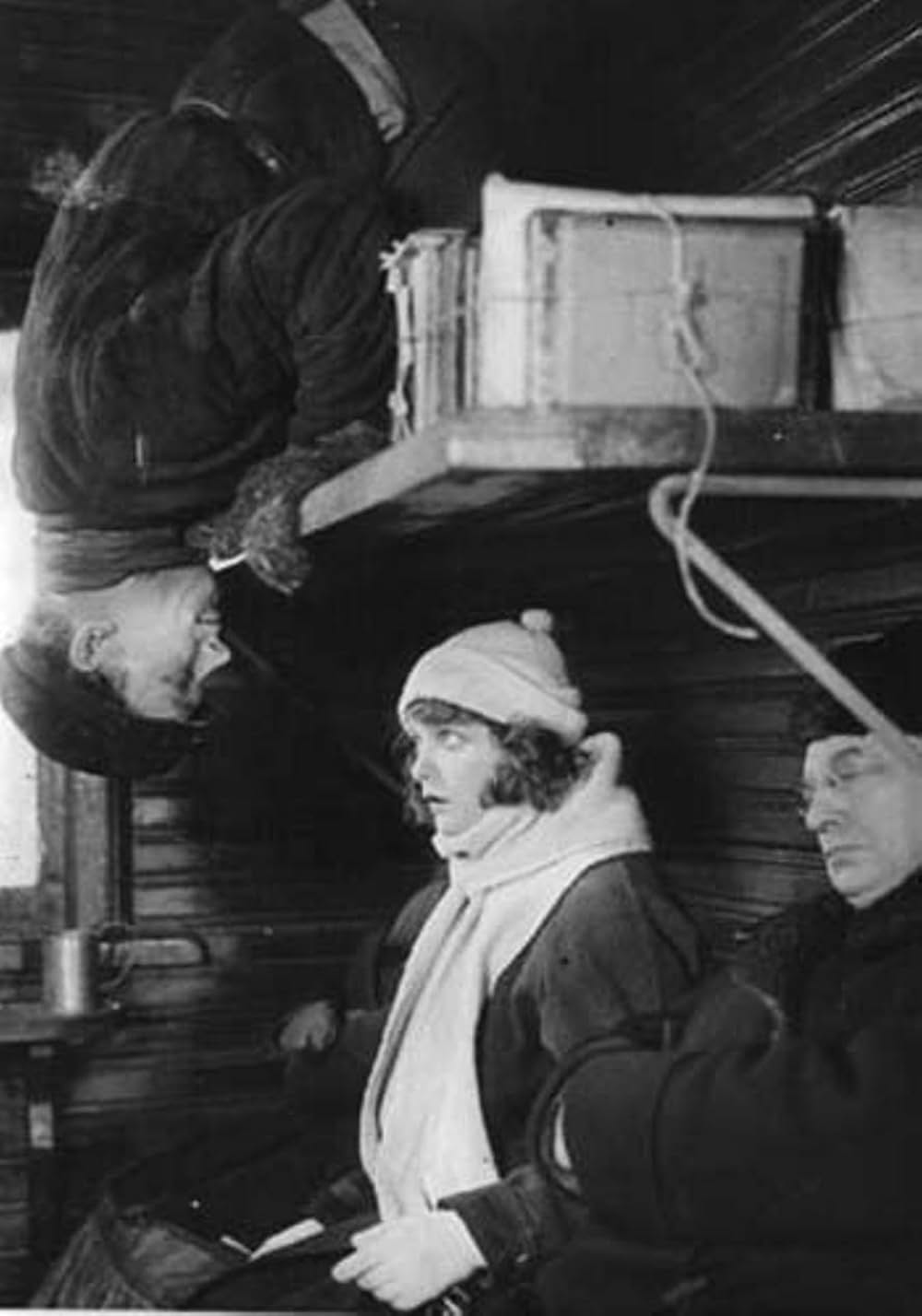 帽子箱を持った少女の画像