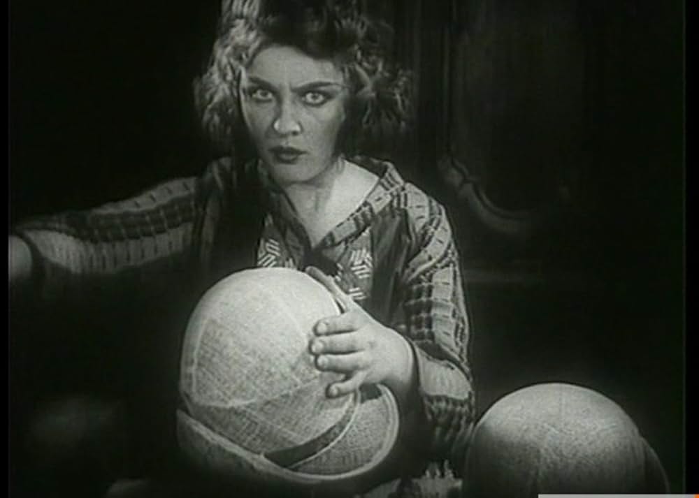 帽子箱を持った少女の画像