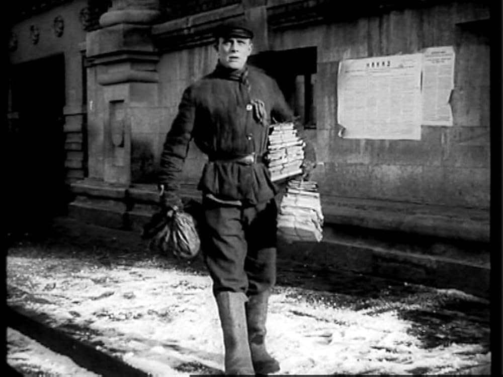 帽子箱を持った少女の画像