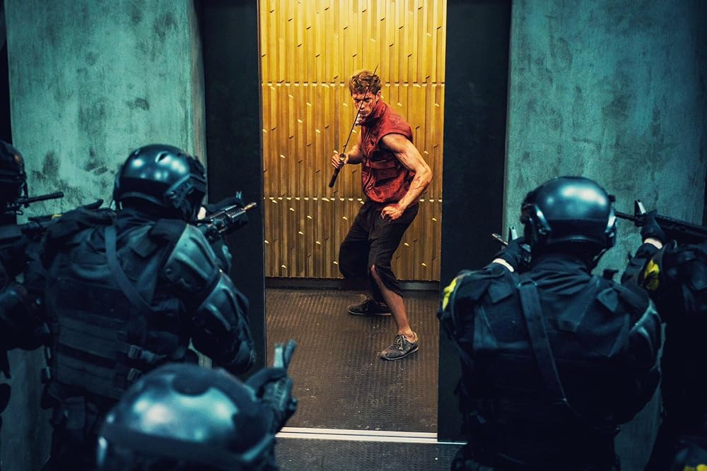 「ボーイ・キルズ・ワールド：爆拳壊界流転掌列伝」ビル・スカルスガルドの画像