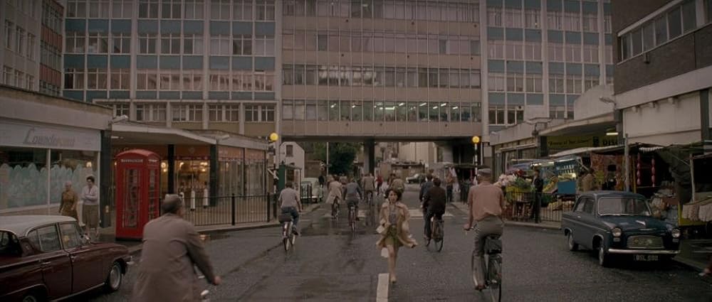 「ファクトリー・ウーマン」サリー・ホーキンスの画像