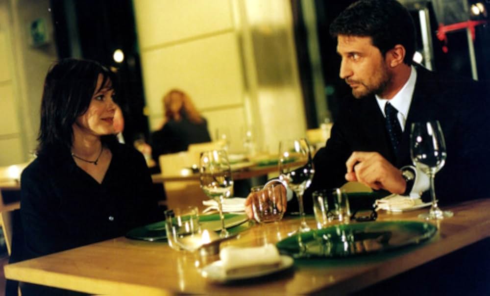 見つめる女の画像