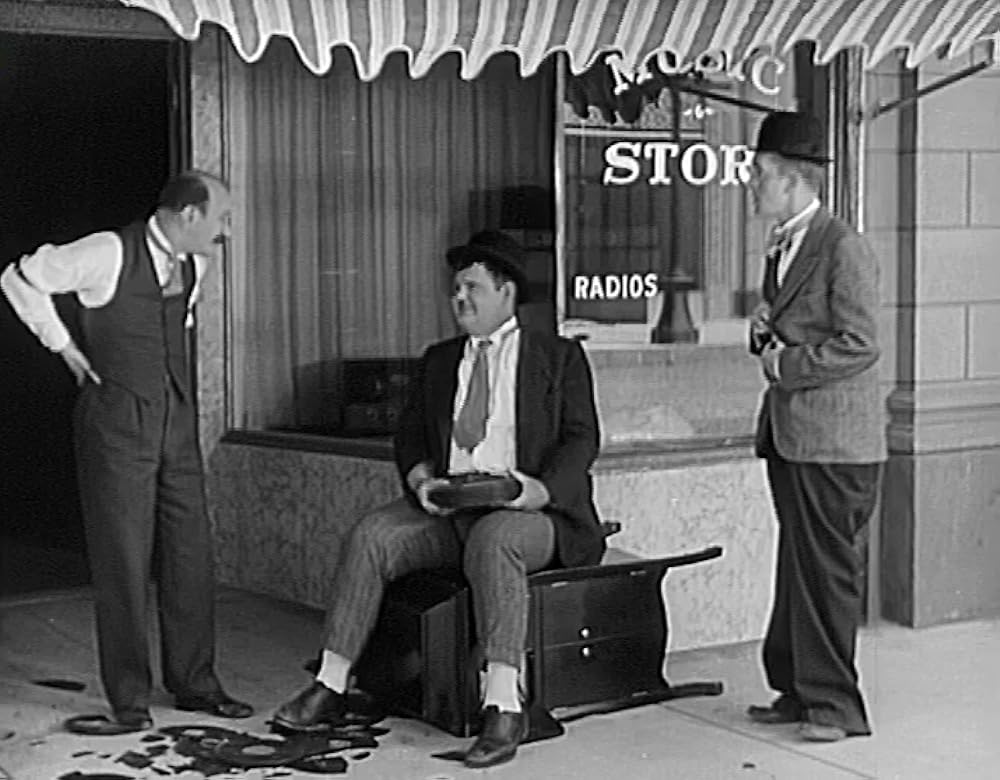 「極楽危機一髪」Oliver Hardy & ジェームズ・フィンレイソン & スタン・ローレルの画像