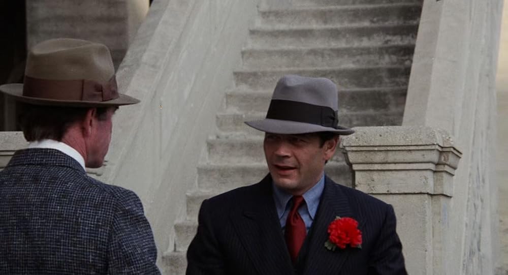 「赤いドレスの女」ロバート・フォスターの画像