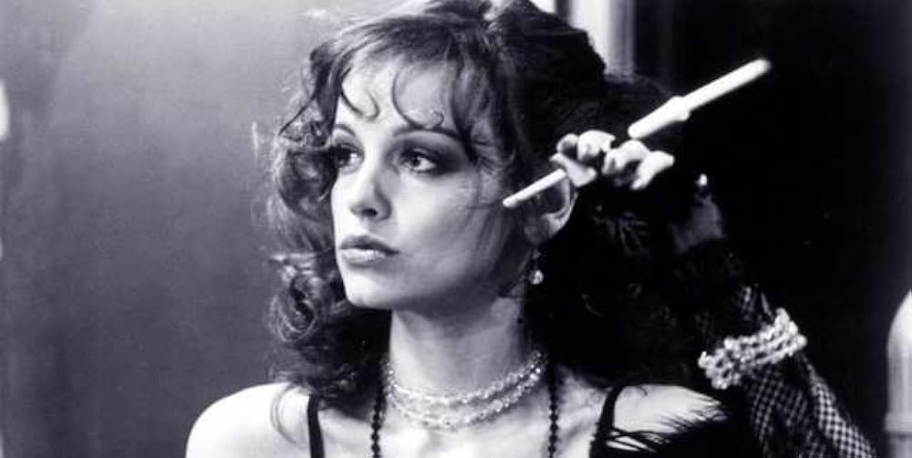 赤いドレスの女の画像