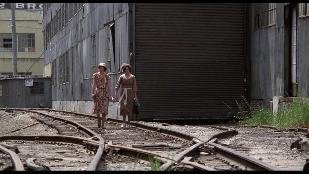 赤いドレスの女の画像