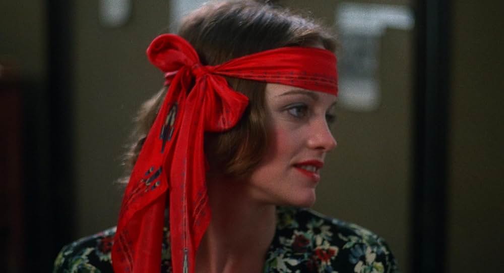 赤いドレスの女の画像