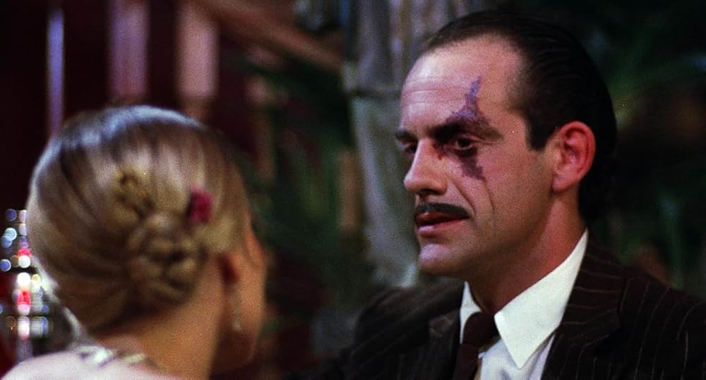 赤いドレスの女の画像