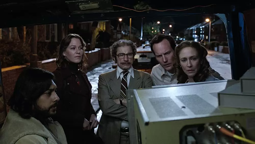 「死霊館 エンフィールド事件」フランカ・ポテンテ & ベラ・ファーミガ & サイモン・マクバーニー & パトリック・ウィルソン & Abhi Sinhaの画像