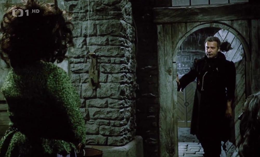 ほうきに乗った女の子の画像