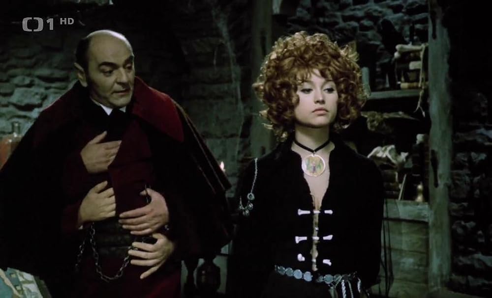 ほうきに乗った女の子の画像