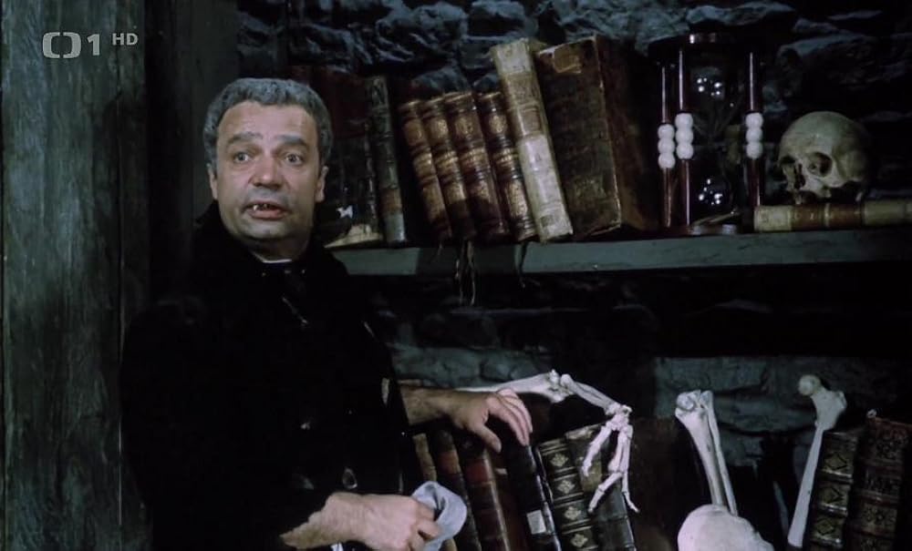 ほうきに乗った女の子の画像