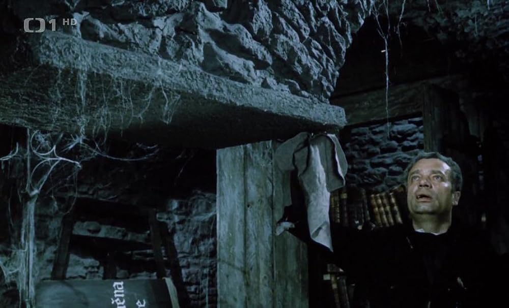 ほうきに乗った女の子の画像